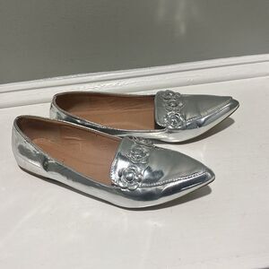 Reflective Metallic Silver Pointy Toed Ballet Flats w/ Flower Pendants- size 8.5